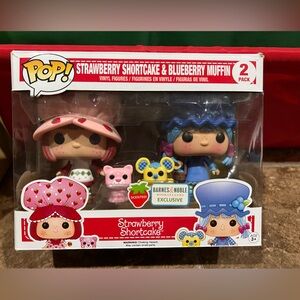 Strawberry shortcake & blueberry muffin vinyl figures
